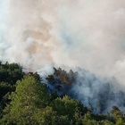 Frosinone, fuoco e distruzione sui monti in Valcomino: rogo ripartito, fumo, sirene e strada per Forca d'Acero chiusa