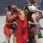 Roma, i centurioni alla carica delle turiste
