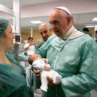 Il Papa appoggia la poppata in pubblico, nella Sistina incoraggia le neo mamme ad allattare i bebè