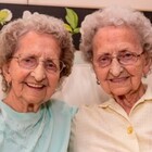 «Il vaccino è arrivato» ma la donna era morta 2 giorni prima: era una delle gemelle più anziane di GB