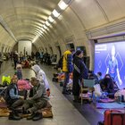 Kiev, proiezioni cinematografiche nelle stazioni della metro (usate come rifugi). «Sostegno morale per chi scappa dalle bombe»