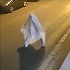 Gallipoli, vestito da fantasma lancia sassi contro la casa della ex moglie: denunciato per stalking