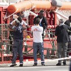 Migranti, la Ocean Viking approda a Taranto con 159 persone: «Attivata la procedura per la redistribuzione»
