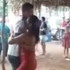 Il ragazzo disabile invita la ragazza a ballare