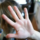 «Schiaffeggiare la partner non è violenza» per il 40% degli uomini: abusi giustificati anche dalle donne