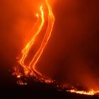 Etna, continua l'eruzione: la terra trema ancora