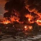 Maxi-incendio in un centro commerciale a Mosca: un morto. Mistero sulle cause: «Atto criminale o incidente». VIDEO
