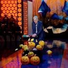 Halloween, siparietto di Mario Giordano in tv: spacca le zucche in diretta tv con una mazza tricolore