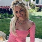 Britney Spears in versione sexy Barbie con il mini-dress rosa: «Importante essere puliti e in salute». Ma un dettaglio non torna