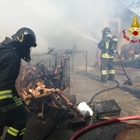 Furioso rogo nel ricovero attrezzi, duro lavoro per i pompieri: salva la casa
