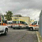 Palermo, finiti i posti letto: ambulanze con pazienti Covid bloccate per 14 ore. Montato ospedale da campo