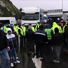 Variante inglese, tensione tra polizia e camionisti a Dover