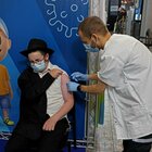 Vaccino, terza dose in Israele e Usa