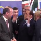 Video/ Berlusconi-show: «Chi mi tocca il c...?»