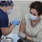 «Covid, volontari sani infettati per accelerare sul vaccino». “Sperimentazione” choc a Londra