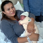 Bambina nasce in auto nella corsa in ospedale: il parto grazie a una telefonata