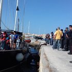 Migranti, la barca Alex a Lampedusa: negato lo sbarco, sale un medico a bordo. Ira Salvini