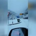 Altro che primavera: neve come in pieno inverno sull'A24 in Abruzzo