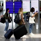 Coronavirus, l'Ue all'Italia: illegale offrire voucher per volo o vacanza saltati