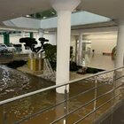 Maltempo nel messinese, le incredibili immagini del centro commerciale allagato: anche i calciatori spalano l'acqua VIDEO