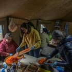 Ucraina, la vita dei civili nella Kiev sotto assedio tra campi sfollati e checkpoint