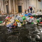 Piazza del Popolo, tifosi del Betis lasciano un tappeto di bottiglie e rifiuti prima della partita con la Roma