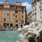 Fontana di Trevi: turista immortala un momento irripetibile. E la foto diventa virale