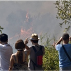 Incendio Roma al parco del Pineto, case evacuate e residenti in fuga. Indagini sulla pista dolosa