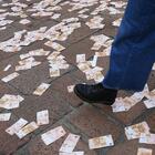 «Bancomat impazzito regala banconote da 300 e 400 euro, folla in centro. Il direttore della banca: "Fate una colletta per aiutarmi"». Pesce d'aprile?