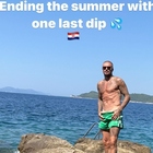 David Beckham abbassa il pantaloncino per l'«ultima vacanza estiva»: fisico scolpito a 48 anni