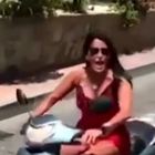 Aida Nizar, incidente in scooter senza casco. Il video della caduta è virale Aida Nizar, incidente in scooter senza casco. Il video della caduta è virale