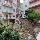Maltempo: crolla muro a Napoli, operazioni di scavo in corso