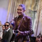 Gigi Hadid veste Prada all'inaugurazione del club itinerante a Parigi