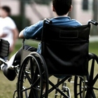 Costringono il figlio di 7 anni alla sedia a rotelle per ottenere l'assegno di invalidità: dopo 4 anni di inganni i medici scoprono la truffa