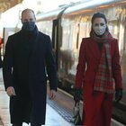 Kate e William, tour in treno in Scozia e Galles: ma l'accoglienza è glaciale. Sturgeon: «Informati di limitazioni spostamenti»