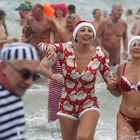 Capodanno a Cap d'Agde, paradiso dei naturisti: il tradizionale bagno nelle acque gelide FOTO