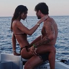 Belen e la foto romantica in barca con Stefano De Martino. Ma i fan notano un dettaglio: «Che schifo»