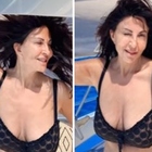 Sabrina Ferilli, bikini in barca e la mossa che fa infuriare i fan: «E a noi uomini?». Ecco cosa è successo