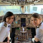 Madre e figlia pilotano un aereo di linea: la foto diventa virale