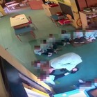 Botte e umiliazioni ai bambini all'asilo: arrestate due maestre. «Incastrate dai video choc»
