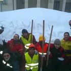 • Volontari tolgono la neve in strada. Con un messaggio a Salvini
