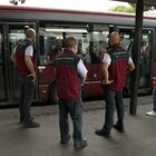 Bus Roma, dopo lo stop Covid tornano i controllori Atac: verifiche alle fermate e nelle stazioni metro
