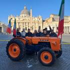 Agricoltori in Vaticano con la mucca Ercolina: «Regaliamo un trattore a Papa Francesco»