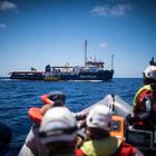 Migranti, Sea Watch soccorre 50 persone davanti alla Libia. Salvini: «Atto fuorilegge»