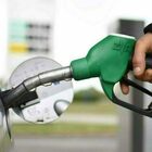 Benzina, il prezzo sale: al self costa 1,911 euro al litro, oltre 2 al servito. È il più alto da sei mesi