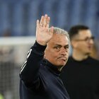 Roma, Mourinho conferma: «Resto qui». Il giro di campo dopo la partita con lo Spezia