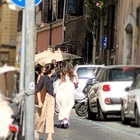 Roma, la sposa va in chiesa in monopattino: la foto curiosa