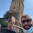 Francesco Totti e Ilary Blasi, il selfie a sorpresa col sindaco durante la gita dai parenti di lei