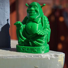 Prega per 4 anni davanti alla statua di Buddha, poi si accorge che è l'orco Shrek