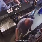 Picchia la moglie e mette il video su Facebook: arrestato il proprietario di un pub